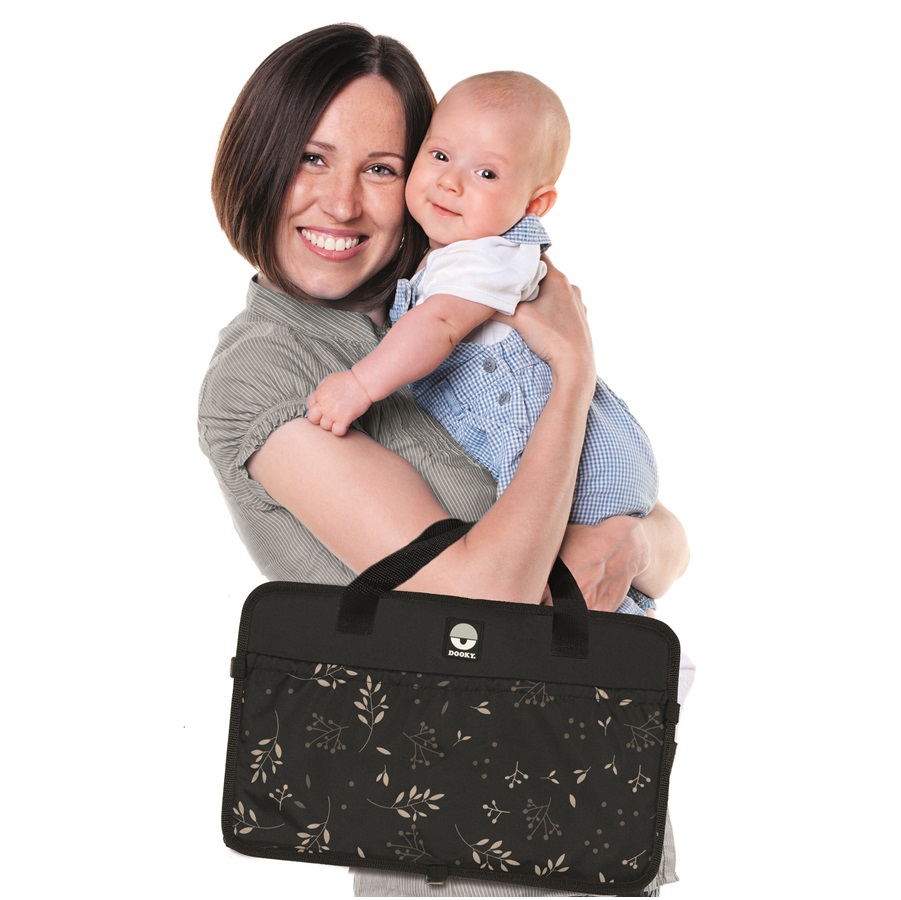 Resemadrass till baby - Dooky Traveller Black Leaves